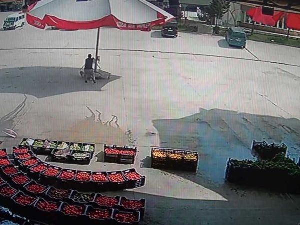 Amasya'da fırtınadan uçan şemsiyesini kaptırmayan esnaf kameralara takıldı