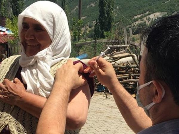 Amasya'da Hatice Teyze Okuduğu Şiirle Aşı Ekiplerine Moral Verdi