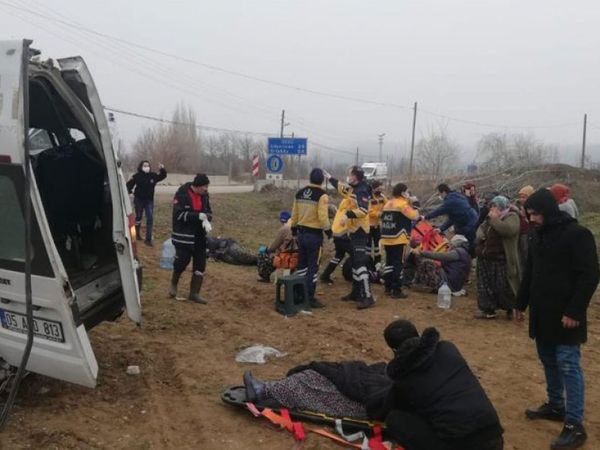 Amasya'da işçileri taşıyan servis aracı devrildi, birçok kişi yaralandı