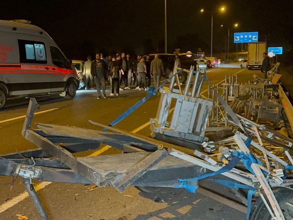 Anadolu Otoyolu'nda sahne sistemleri taşıyan pikapa otomobil çarptı: 2 yaralı