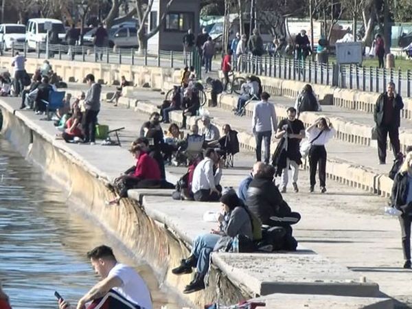 Anadolu Yakası'nda Güneşi Görenler Sahile Akın Etti