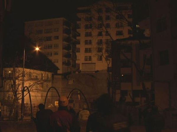 Ankara’da Çökme Tehlikesi Bulunan Binanın İstinat Duvarının Yıkılma Anları