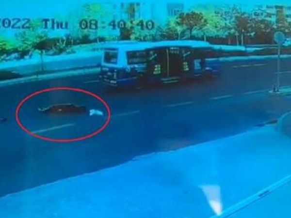 Ankara'da kapısı açık minibüsten yolcu düştü! Hayati tehlikesi devam ediyor!