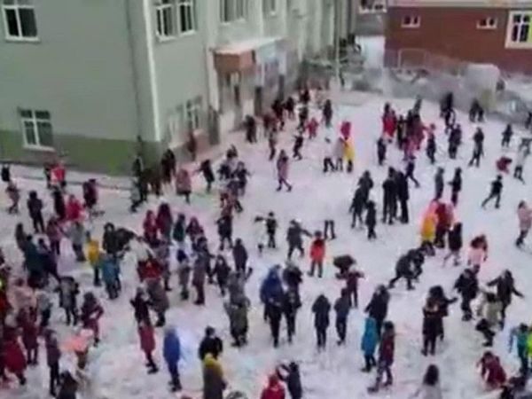 Ankara'da Öğrencilerin Kar Eğlencesi