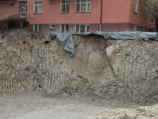 Ankara'da Toprak Kayması Sonrası Bir Apartman Tahliye Edildi