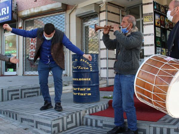 Ankaralı Esnafın Davullu Zurnalı Normalleşme Sevinci