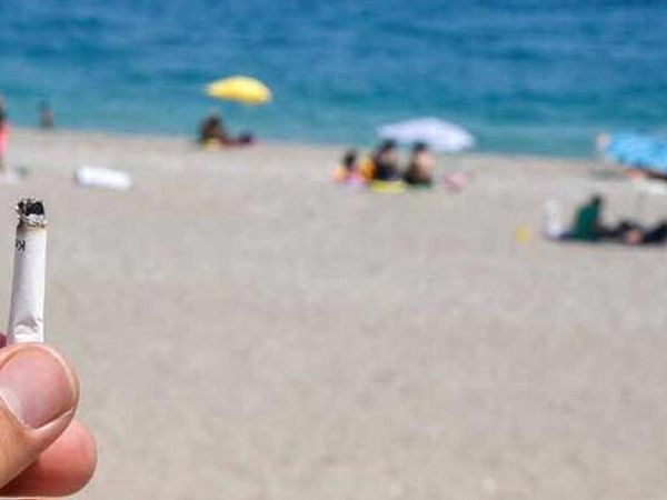 Antalya Konyaaltı Sahili'nde çevre kirliliği rezilliği! İzmaritleri çakıl taşlarının arasına gizlediler