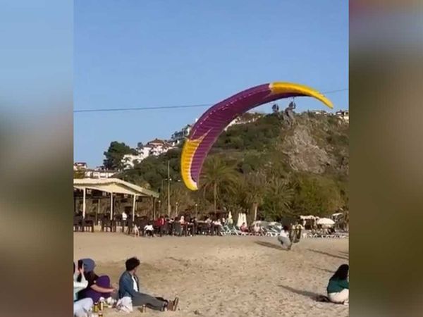 Antalya'da akılalmaz olay:  Kadın turistin üzerine yamaç paraşütçüsü düştü