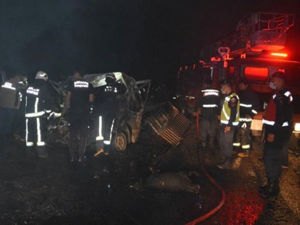 Antalya’da Alev Alan Kamyonetin İçinde Kalan 2 Kişi Yanarak Hayatını Kaybetti