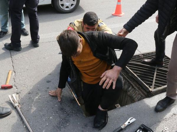 Antalya’da bisiklet ile hurda malzeme toplamak için kanalizasyona giren iki kişi mahsur kaldı