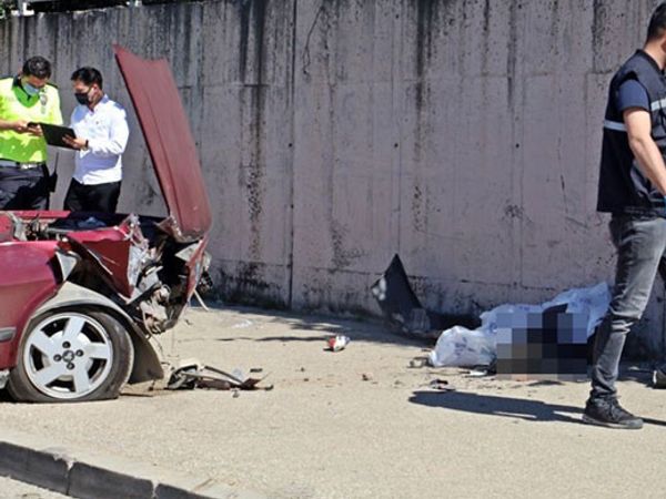 Antalya’da Kaldırımda Oturan Adam Duvarla Araç Arasında Sıkıştı