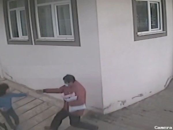 Antalya'da Kargocunun Otizmli Çocuğu Dövdüğü Anlar!