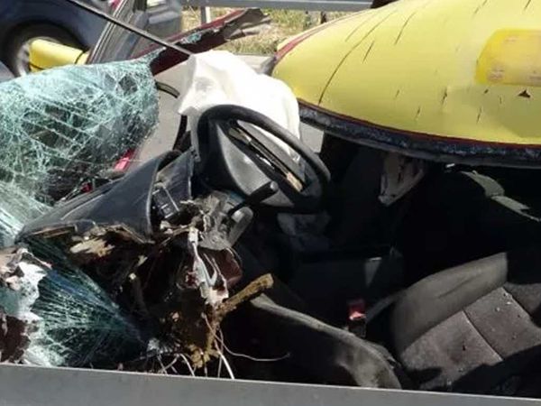 Antalya'da korkunç kaza: 25 yaşındaki taksici korkunç bir şekilde hayatını kaybetti: Taksi ortadan ikiye ayrıldı
