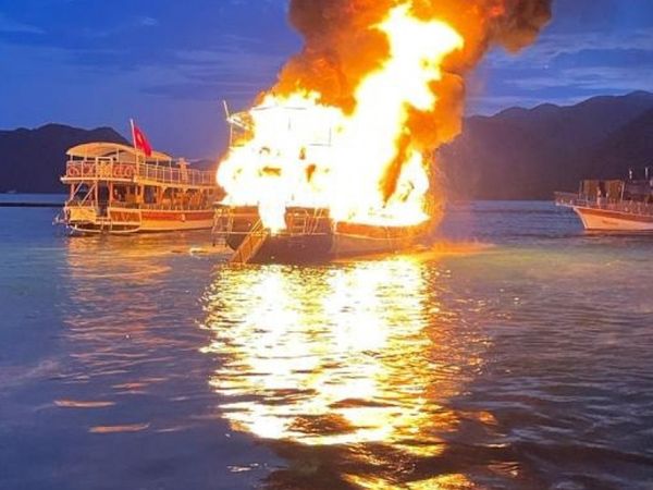 Antalya'da Korkutan Yangın! 17 Metrelik Tur Teknesi Alevlerin Esiri Oldu