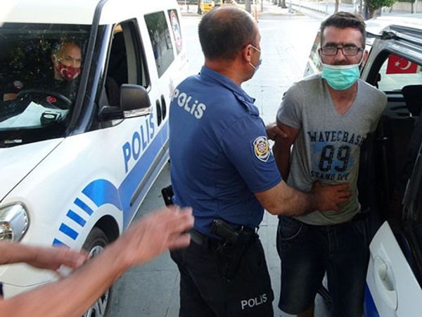 Antalya’da Maske Takmamak İçin Direnen Turist Gözaltına Alındı