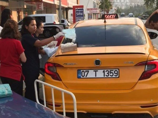Antalya'da oldukça ilginç görüntüler! Takside doğum yaptı