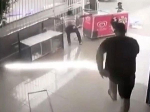 Antalya'da Rüzgarın Getirdiği Felaket Böyle Yansıdı