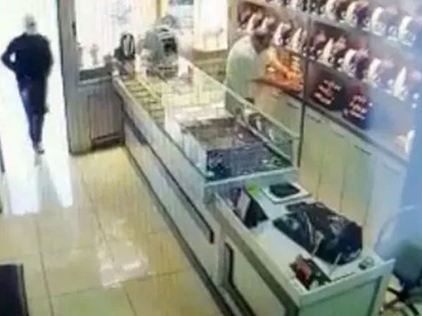 Antalya'da Silahlı Soyguncu Korku Yarattı