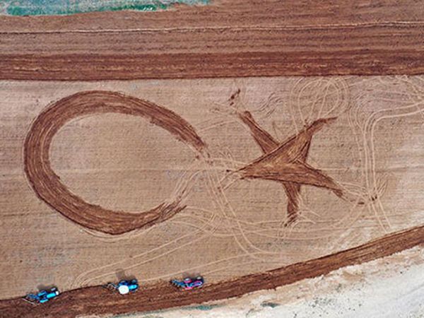 Antalya’da Tarlaya Traktörle Türk Bayrağı Çizdi