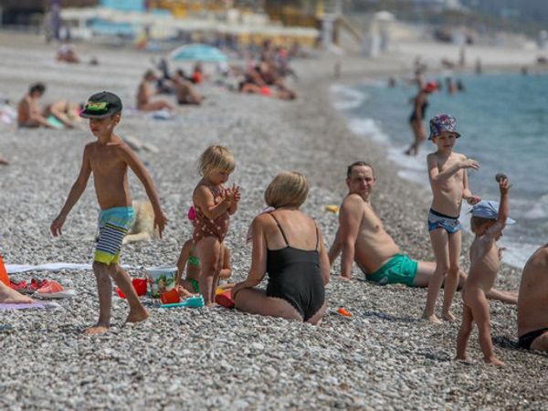 Antalya'da Turistler Sahile İndi