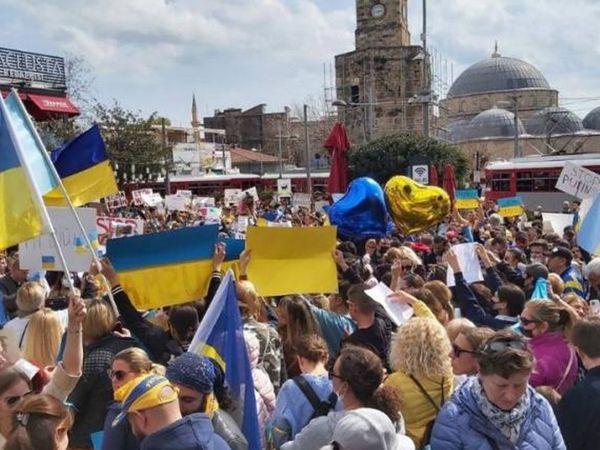 Antalya'da Ukraynalılardan protesto: Dünyayı bu anlamsız savaşı durdurmak için birleşmeye çağırıyoruz