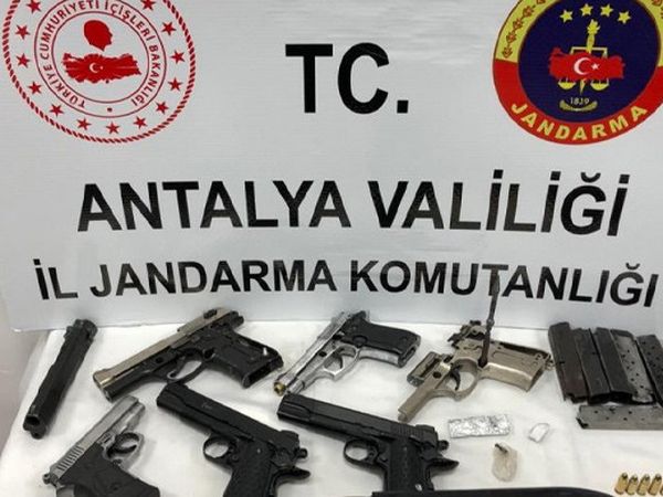 Antalya’da Uyuşturucu Ve Silah Operasyonu Düzenlendi