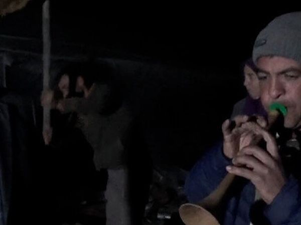 Antalya’nın Kumluca İlçesindeki Çiftçiler, Davul Zurna Eşliğinde Zirai Don Nöbeti Tutuyor