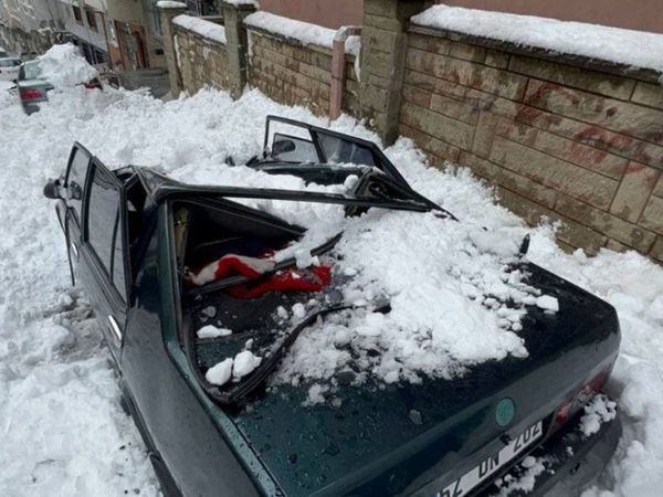 Apartmanın Çatısından Düşen Kar Kütlesi Bir Aracı Tavanını Yıktı Geçti