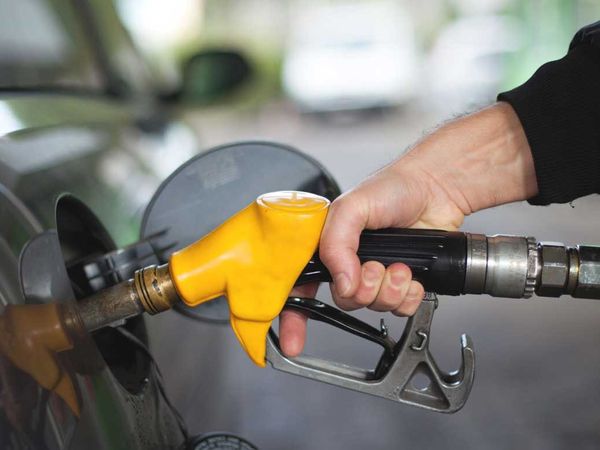 Araç sahiplerini üzecek haber: Motorine bu gece zam gelecek!