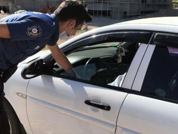 Hava Sıcak Dedi Pantolonunu Çıkardı!
