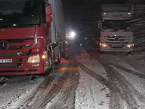Ardahan'da Kar ve Tipi Nedeniyle Araçlar Yollarda Kaldı!