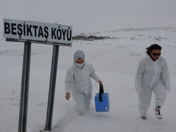 Ardahan'da Sağlık Ekiplerinin Kar ve Fırtınalı Aşı Mesaisi! Tulumları Giyip Karların Arasına Daldılar