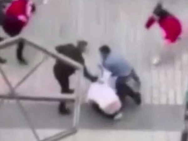 Arnavutköy'de akılalmaz olay! Telefonu iade etmek isteyen şahıslar çalışanları dövdü: O anlar kameralara yansıdı