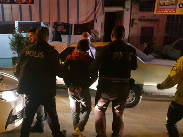 Arnavutköy'de Büyük Kovalamaca! Polis Ekipleri Kamyonet Şoförünü Vurularak Durdurabildi