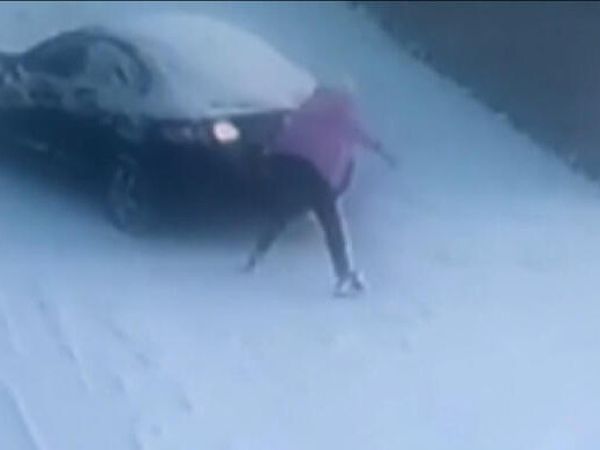 Arnavutköy'de Kayan Otomobili İtmeye Çalışan Şoförün Görüntüleri