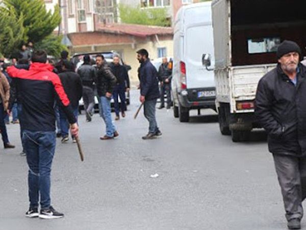 Arnavutköy'de Kısıtlama Gününde Taşlı, Sopalı Kavga