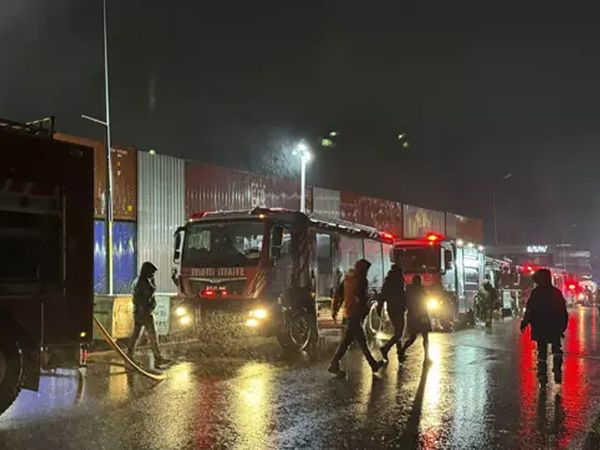 Arnavutköy'de korkutan yangın!