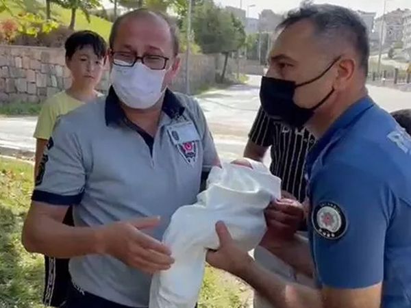 Arnavutköy'de Parkta Terk Edilmiş Bir Bebek Bulundu