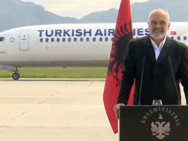 Arnavutluk'ta Gerçekleşen Basın Toplantısında Pistten THY Uçağı Geçti