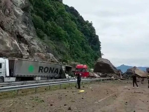Artvin'de korkutan heyelan! Kayalar tırların üzerlerine devrildi: O anlar kameraya yansıdı