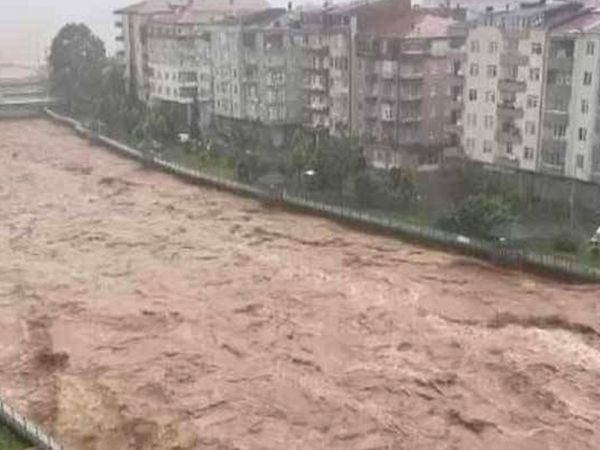 Artvin'de sağanak heyelana neden oldu!