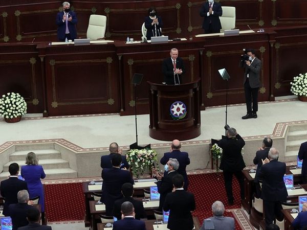 'Aşkımız Bir Yolumuz Bir' Cumhurbaşkanı Erdoğan Azerbaycanlı Şairin Şiirini Okudu! Ayakta Alkışlandı