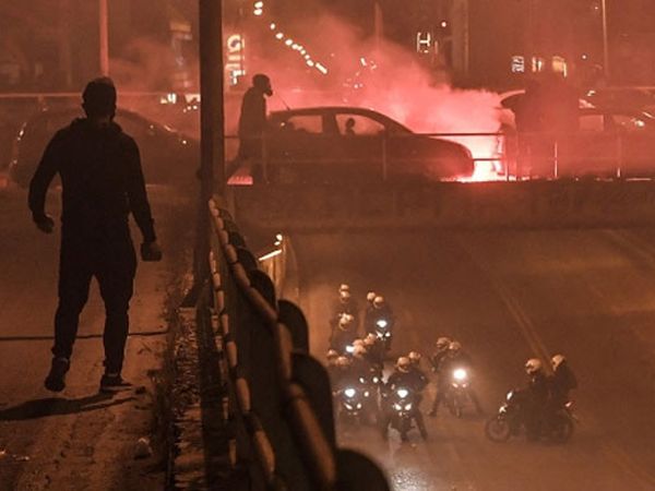 Atina Sokakları Adeta Savaş Alanına Döndü