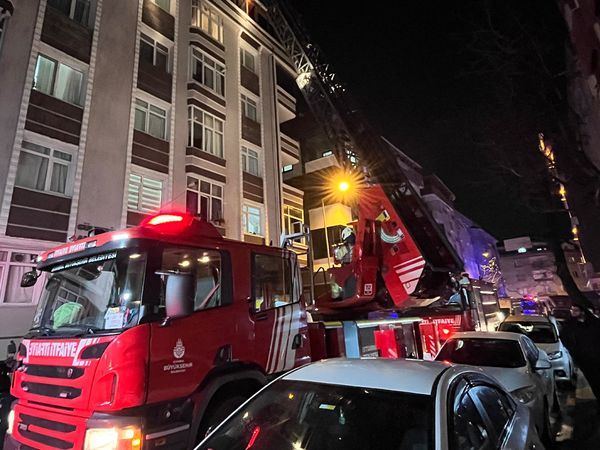 Avcılar’da 6 katlı binanın çatısında yangın çıktı
