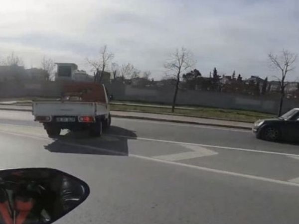 Avcılar'da Kamyonetin Makas Attığı Anlar