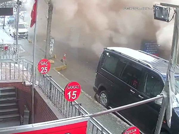Avcılar'da korku dolu anlar! Kontrollü yıkım sırasında bina çöktü: Faciadan dönülen anlar kameralara yansıdı!