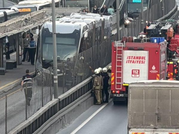 Avcılar’da metrobüsün tekeri alev alev yandı