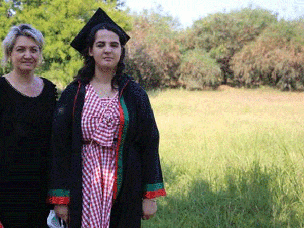 Ayakta Alkışlandı: Görme Engelli Kız Hukuk Fakültesinden Mezun Oldu