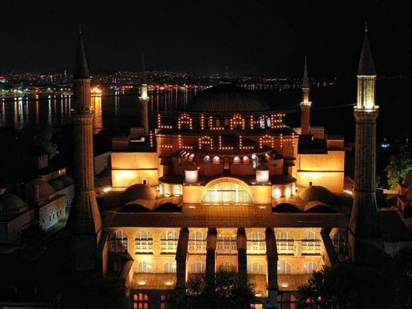 Ayasofya Camii'nde 87 Yıl Sonra Mahya Yandı