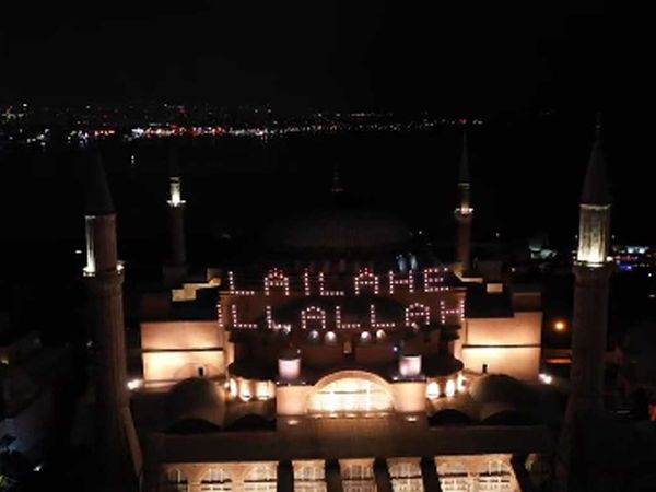 Ayasoya Camii'nde 87 yıl sonra bir ilk 'La ilahe İllallah' yazısı için 170 ampül kullanıldı!